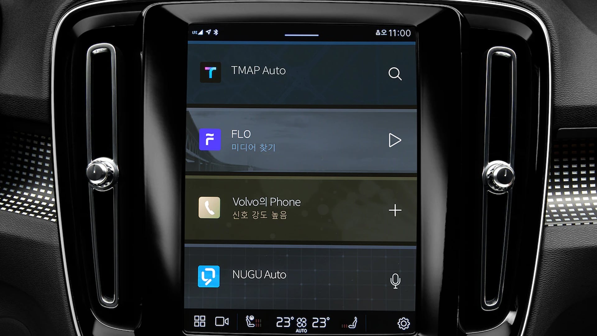 C40 Recharge에서 TMAP 인포테인먼트 서비스를 통해 차량 내 앱 사용이 가능합니다.
