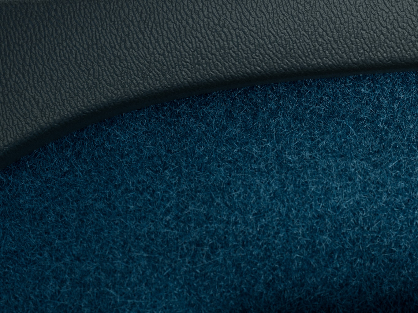 볼보 XC40 리차지의 부분적 재활용 피오르드 블루 카펫.