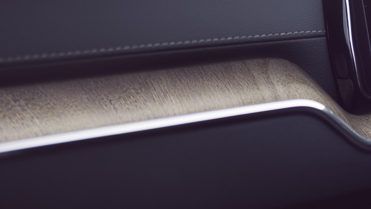 Genuine Driftwood decor inlay in the Volvo XC60 adds a natural touch.