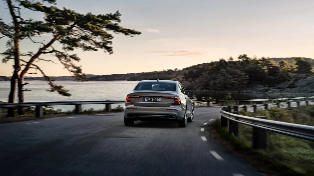 붉은색 배경 속 레드 Volvo S60 뒷면