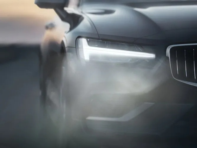 Volvo S60 세단 내부 Bowers & Wilkins 스피커 장착
