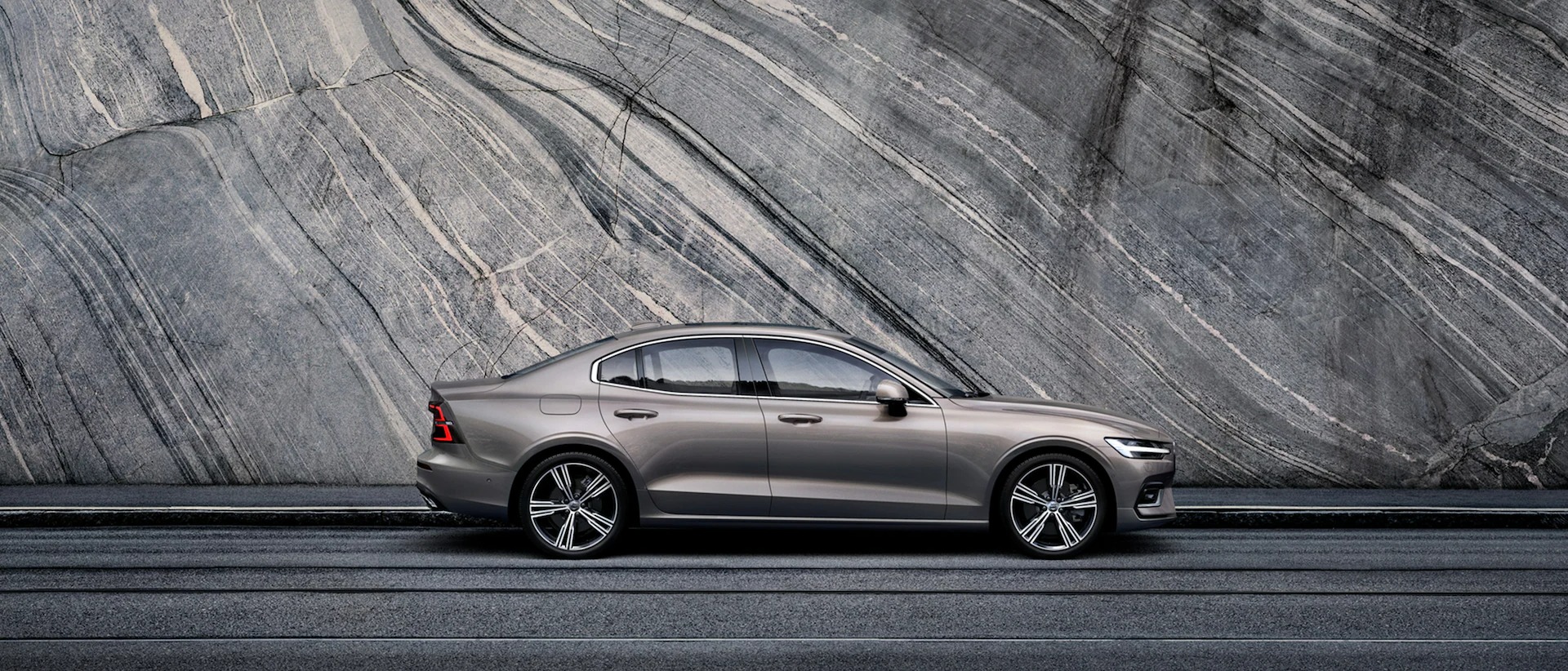 레드 Volvo S60가 붉은색 배경에 주차되어 있는 모습
