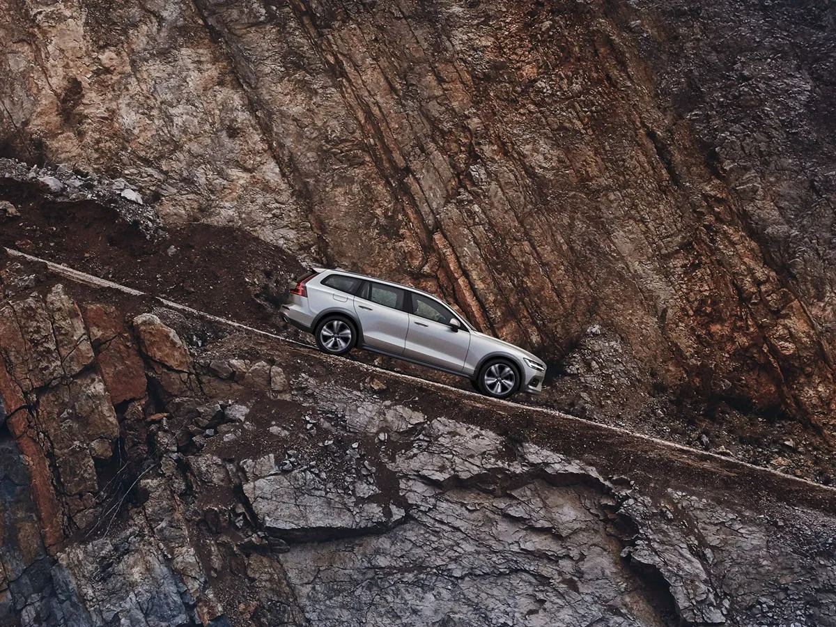 산악 도로를 주행하는 Volvo V60 크로스 컨트리