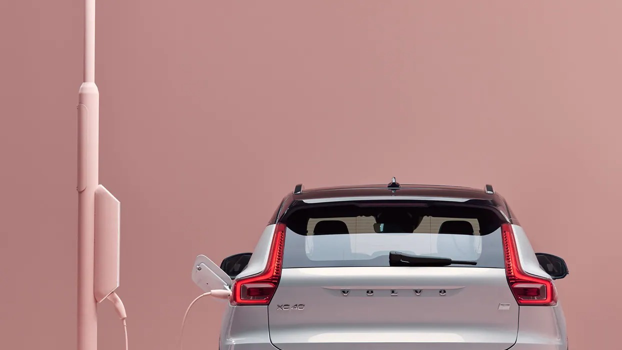 분홍색 배경의 XC40 리차지 순수 전기차 후방 모습.