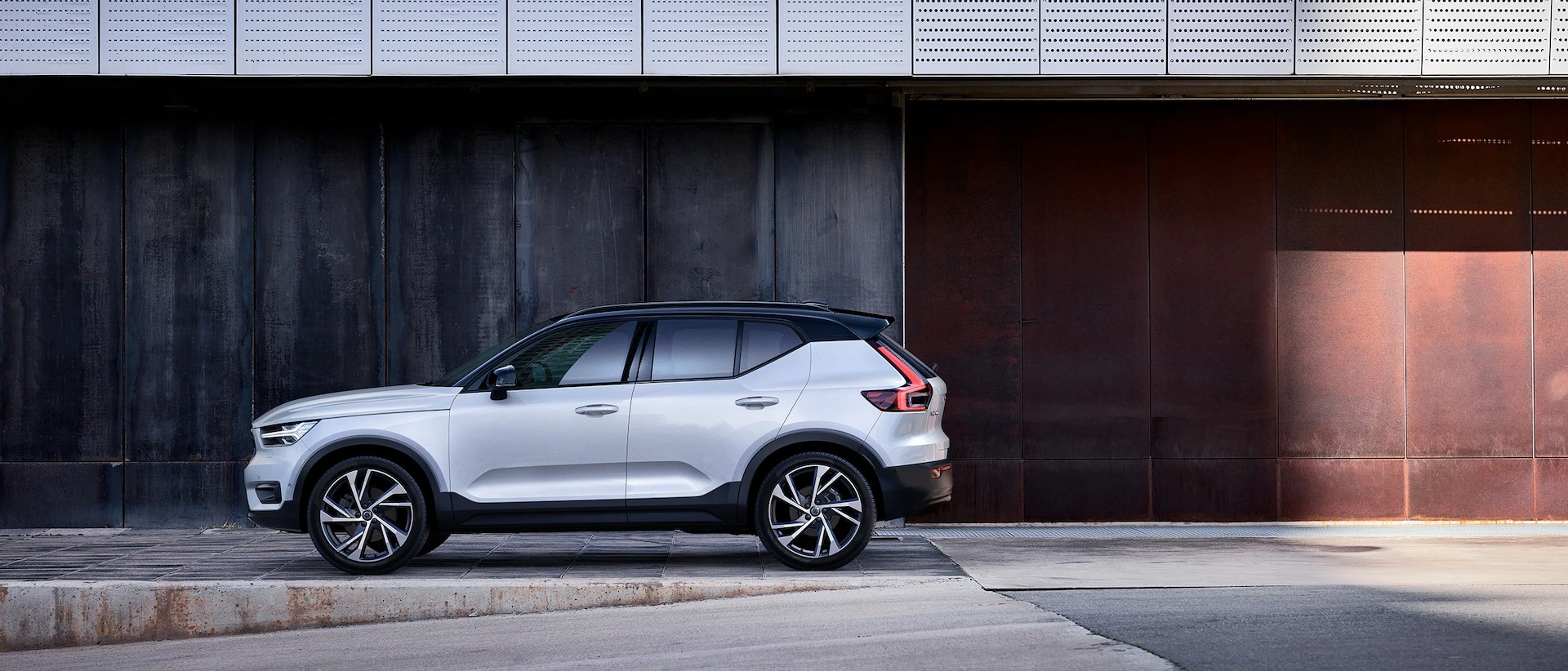 건물 바깥에 주차된 화이트 XC40